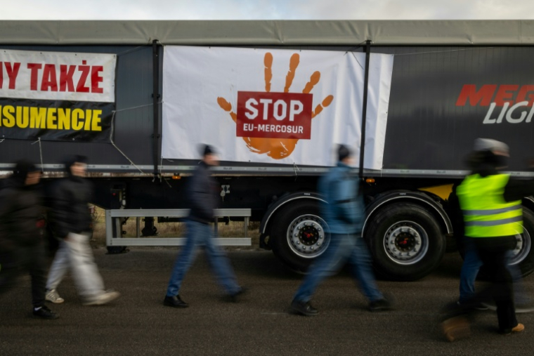 Une manifestation contre l'accord entre l'UE et le Mercosur, à Wiskitki, en Pologne ,le 30 décembre 2025 ( AFP / Wojtek RADWANSKI )
