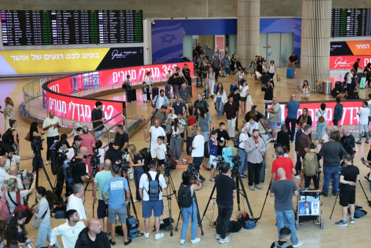 Des médias et des passagers à l'aéroport de Tel Aviv le 30 septembre 2026 ( AFP / Jack GUEZ )
