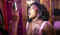 Une cliente pose pour une photo dans un espace selfie décoré à l'intérieur des toilettes du restaurant-bar Zaza à Lagos, le 23 août 2025. De la ville débridée de Lagos à la conservatrice Abuja, en passant par la conservatrice Kano, les Nigérianes prennent très au sérieux la dernière tendance : se prendre en photo dans les toilettes des restaurants et clubs branchés pour les partager sur les réseaux sociaux. Aujourd'hui, le culte du téléphone portable s'installe dans les toilettes, nouveaux temples du selfie.Les établissements ont compris l'enjeu : les nombreux influenceurs du pays le plus peuplé du continent ont le pouvoir, d'un simple « tag », de leur offrir une publicité gratuite à condition que la décoration les mette en valeur. ( AFP / OLYMPIA DE MAISMONT )
