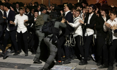 Des juifs ultra-orthodoxes rassemblés dans la rue à Jérusalem, le 30 octobre 2025, pour protester contre la conscription, dont ils sont exemptés, affrontent des policiers ( AFP / Fadel SENNA )