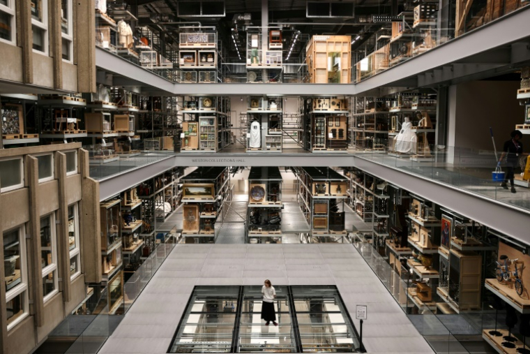 Une visiteuse au milieu des oeuvres d'art exposées dans la salle principale de la Storehouse du Victoria et Albert Museum, dans l'est de Londres, le 12 juin 2025 ( AFP / HENRY NICHOLLS )