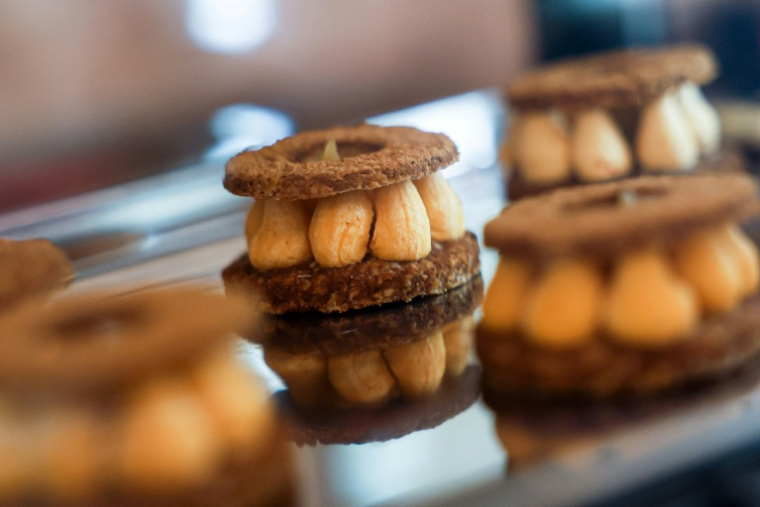 Des pâtisseries pour chiens, appelées "Le Merveilleux", à base de pommes et de bœuf, garnies de crème et de purée de banane, au café pour chiens "Casa del Doggo",le 7 mai 2026 à Paris ( AFP / Xavier GALIANA )