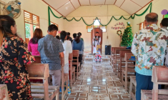 Des villageois assistent à la messe de Noël à l'église protestante d'Angkola, dans le village d'Aek Ngadol, le 25 décembre 2025, dans la province de Sumatra touchée par des inondations et glissements de terrain meurtriers, en Indonésie ( AFP / AMROE )