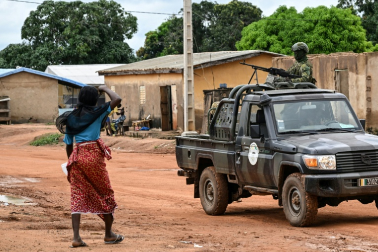 Des soldats ivoiriens en patrouille à Bole, près de la frontière avec le Burkina Faso, le 9 octobre 2025 dans le nord-est de la Côte d'Ivoire ( AFP / Issouf SANOGO )