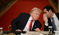 Le président américain Donald Trump (G) et le chef de la diplomatie américaine Marco Rubio Marco Rubio, le 6 mars 2026 à Washington  ( AFP / Brendan SMIALOWSKI )