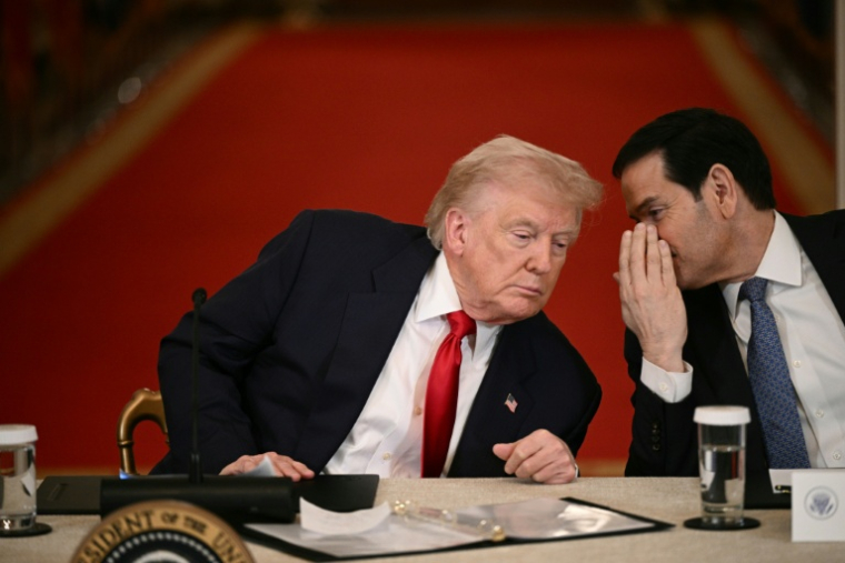 Le président américain Donald Trump (G) et le chef de la diplomatie américaine Marco Rubio Marco Rubio, le 6 mars 2026 à Washington  ( AFP / Brendan SMIALOWSKI )