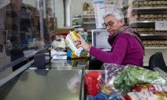 Une femme travaille à la caisse d'un supermarché