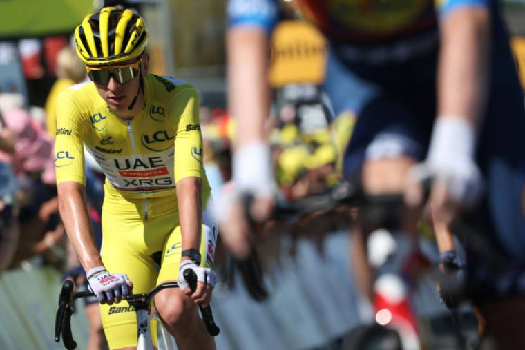 Le maillot jaune Tadej Pogacar franchit la ligne d'arrivée à Laval, après une 8e étape tranquille, le 12 juillet 2025 ( AFP / Anne-Christine POUJOULAT )