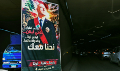 Affiche proclamant le président Joseph Aoun en "protecteur du Liban", le 28 avril 2026 dans l'est de Beyrouth ( AFP / Joseph EID )
