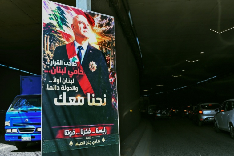 Affiche proclamant le président Joseph Aoun en "protecteur du Liban", le 28 avril 2026 dans l'est de Beyrouth ( AFP / Joseph EID )
