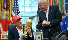 Le président Donald Trump et celui de la Fifa Gianni Infantino, avec le trophée de la Coupe du monde dans le bureau ovale, le 22 août 2025 à Washington, DC  ( AFP / ANDREW CABALLERO-REYNOLDS )