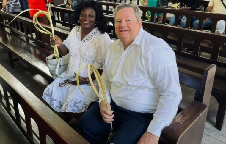 Photo diffusée sur le compte X de l'ambassade des Etats-Unis à La Havane, le 18 avril 2025, montrant le chargé d'affaires américain Mike Hammer au côté de l'opposante Berta Soler du mouvement des "Dames en blanc" dans une église ( Official X account of the US Embassy in Havana / Handout )