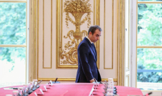 Le Premier mnistre Sébastien Lecornu arrive pour une réunion avec les nouveaux membres du gouvernement à l'hôtel Matignon, le 13 octobre 2025 à Paris ( POOL / Alain JOCARD )
