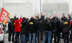 UNE UNITÉ DE DISTILLATION DE LA RAFFINERIE TOTAL DE DONGES À L'ARRÊT