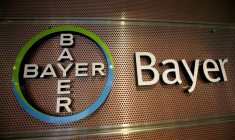 Photo d'archives : Le logo de Bayer AG est photographié lors de la conférence de presse sur les résultats annuels du fabricant allemand de médicaments à Leverkusen