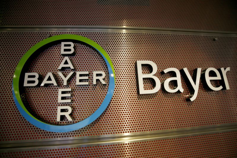 Photo d'archives : Le logo de Bayer AG est photographié lors de la conférence de presse sur les résultats annuels du fabricant allemand de médicaments à Leverkusen