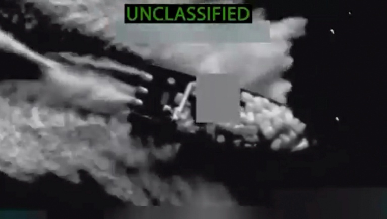 Image tirée d'une vidéo publiée par le secrétaire américain à la Défense Pete Hegseth sur son compte X, le 28 octobre 2025, montrant ce qu'il dit être l'un des quatre bateaux présumés de trafic de drogue dans l'océan Pacifique oriental détruit lors de frappes américaines ( Compte X du secrétaire américain à la Défense Pete Hegseth / Handout )