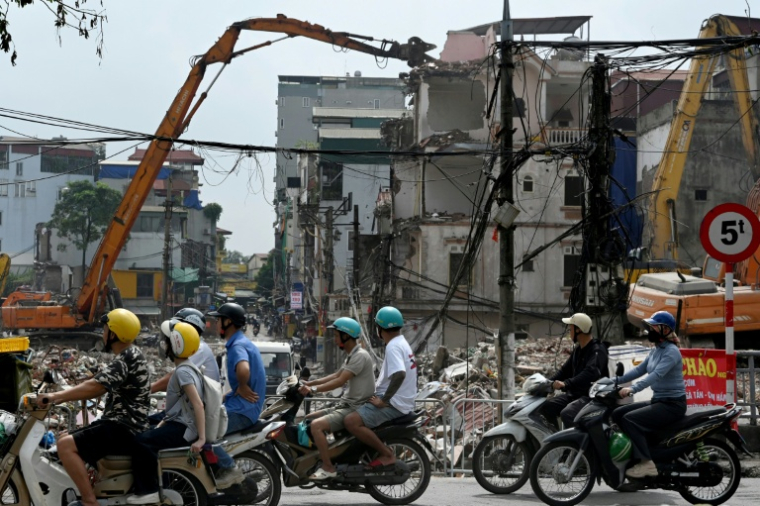 Un immeuble d'habitation démoli dans le cadre de grands travaux décidés par les autorités pour la capitale vietnamienne Hanoï, le 18 mai 2026 ( AFP / Nhac NGUYEN )