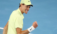 Jannik Sinner réagit pendant son match de demi-finale contre l'Américain Ben Shelton à l'Open d'Australie