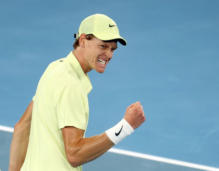 Jannik Sinner réagit pendant son match de demi-finale contre l'Américain Ben Shelton à l'Open d'Australie