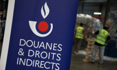 Le logo de la Direction generale des Douanes et des Droits indirects (DGDDI) à l'aéroport Paris-Charles de Gaulle