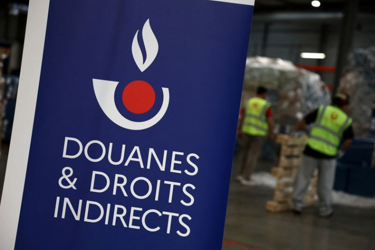 Le logo de la Direction generale des Douanes et des Droits indirects (DGDDI) à l'aéroport Paris-Charles de Gaulle