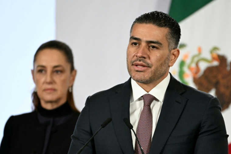 Le ministre mexicain de la Sécurité, Omar Garcia Harfuch, s'exprime aux côtés de la présidente Claudia Sheinbaum lors de sa conférence de presse quotidienne au Palais national de Mexico, le 23 février 2026 ( AFP / YURI CORTEZ )