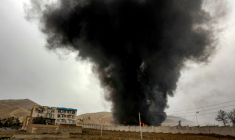 Une colonne de fumée s'élève après des frappes qui ont visé la raffinerie de pétrole de Shahran, au nord-ouest de Téhéran, le 8 mars 2026  ( AFP / - )