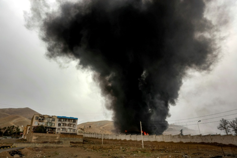 Une colonne de fumée s'élève après des frappes qui ont visé la raffinerie de pétrole de Shahran, au nord-ouest de Téhéran, le 8 mars 2026  ( AFP / - )