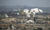 Des palettes d'aide humanitaire sont larguées par un avion militaire au-dessus de Nousseirat, dans le centre de la bande de Gaza, le 18 août 2025 ( AFP / Eyad BABA )