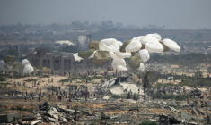 Des palettes d'aide humanitaire sont larguées par un avion militaire au-dessus de Nousseirat, dans le centre de la bande de Gaza, le 18 août 2025 ( AFP / Eyad BABA )