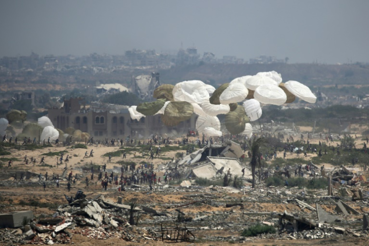Des palettes d'aide humanitaire sont larguées par un avion militaire au-dessus de Nousseirat, dans le centre de la bande de Gaza, le 18 août 2025 ( AFP / Eyad BABA )
