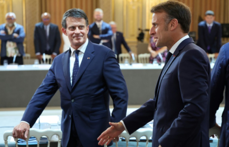 Le président Emmanuel Macron (D) et le ministre des Outre-mer Manuel Valls (G)lors du sommet sur l'avenir de la Nouvelle-Calédonie, organisé à Paris le 2 juillet 2025 ( POOL / Ludovic MARIN )