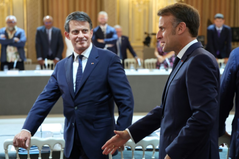 Le président Emmanuel Macron (D) et le ministre des Outre-mer Manuel Valls (G)lors du sommet sur l'avenir de la Nouvelle-Calédonie, organisé à Paris le 2 juillet 2025 ( POOL / Ludovic MARIN )