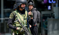 Des paramilitaires indiens montent la garde dans une rue à Srinagar, le 14 mai 2025 au Cachemire indien ( AFP / Sajjad HUSSAIN )