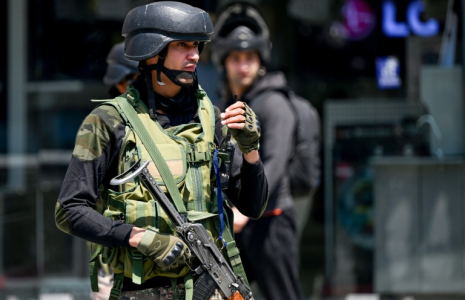 Des paramilitaires indiens montent la garde dans une rue à Srinagar, le 14 mai 2025 au Cachemire indien ( AFP / Sajjad HUSSAIN )