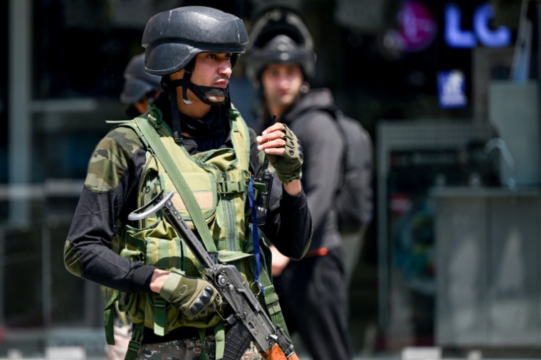 Des paramilitaires indiens montent la garde dans une rue à Srinagar, le 14 mai 2025 au Cachemire indien ( AFP / Sajjad HUSSAIN )