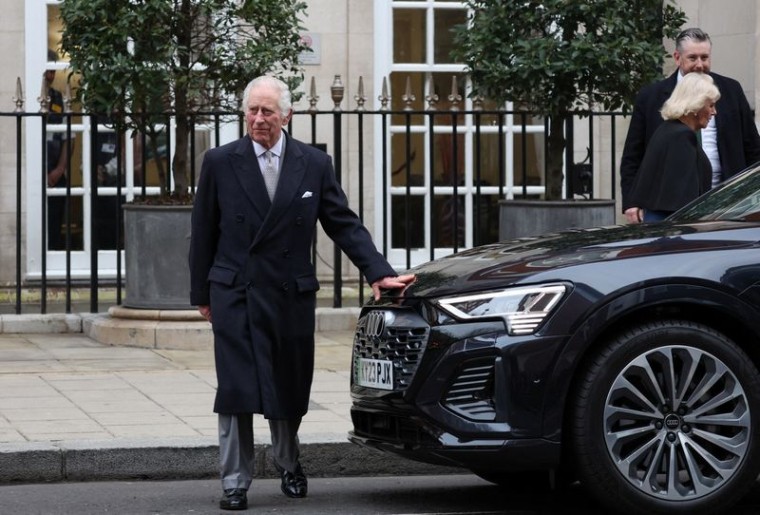 Le roi Charles quitte la London Clinic à Londres