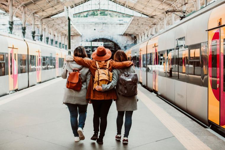 Découvrez nos astuces pour faire des économies sur vos billets de train. ( crédit photo : Shutterstock )