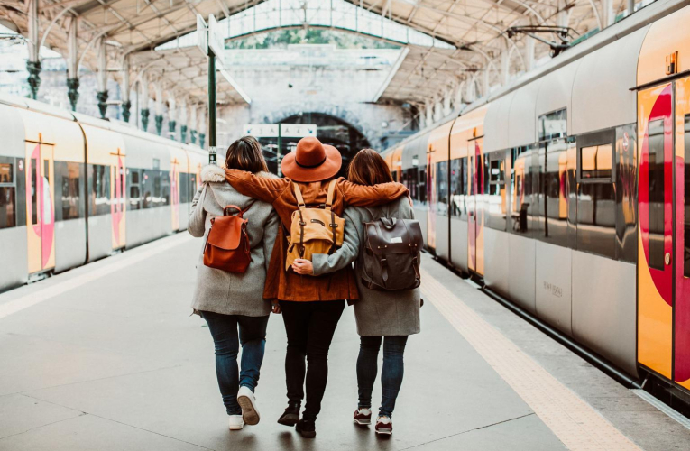 Découvrez nos astuces pour faire des économies sur vos billets de train. ( crédit photo : Shutterstock )