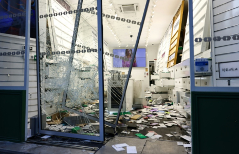 Un commerce pillé et vandalisé à Lille, au lendemain d'une manifestation contre la vie chère, le 18 octobre 2026 ( AFP / Sameer Al-Doumy )