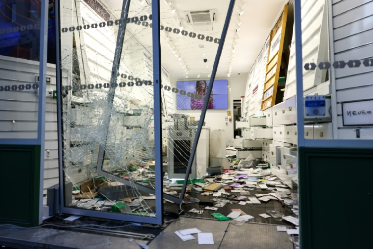 Un magasin pillé, au lendemain d'une manifestation contre la vie chère à Lille, le 18 octobre 2026 ( AFP / Sameer Al-Doumy )