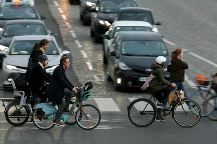 Vélos à l'heure de pointe dans Paris, le 8 octobre 2024 ( AFP / Thomas SAMSON )