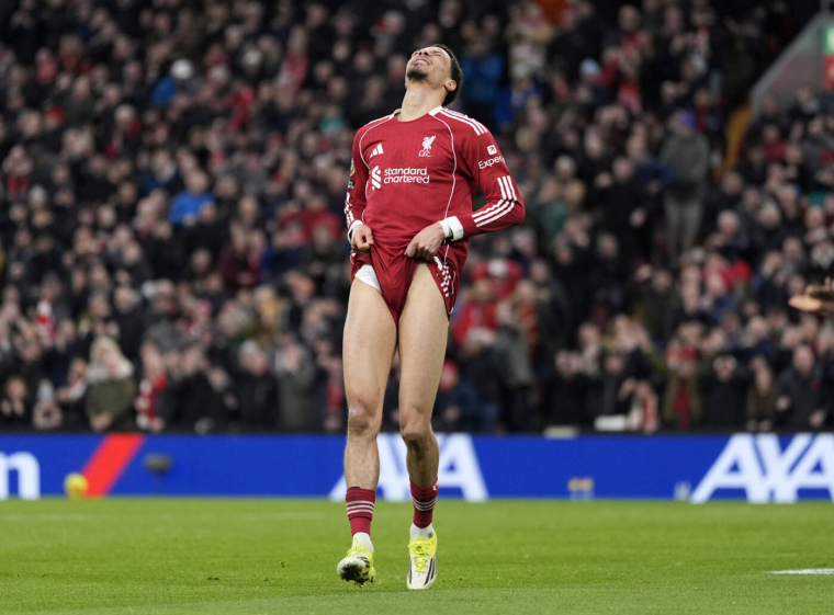 Liverpool doute encore, première réussie pour Rosenior en Premier League