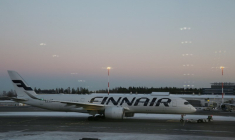 Un avion de Finnair sur le tarmac de l'aéroport d'Helsinki-Vantaa à Vantaa