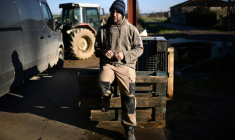 Jérôme Caze dans sa ferme de Meilhan-sur-Garonne, dans le Lot-et-Garonne, le 23 janvier 2025 ( AFP / Christophe ARCHAMBAULT )