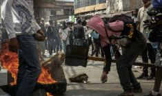 Des manifestants malgaches érigent une barricade, à Antananarivo le 3 octobre 2025 ( AFP / RIJASOLO )