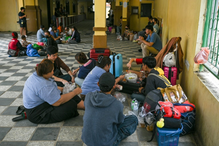 Les gens attendent de traverser le poste-frontière international fermé de Poipet entre le Cambodge et la Thaïlande, dans la ville de Poipet, au Cambodge, le 24 juin 2025 ( AFP / TANG CHHIN Sothy )