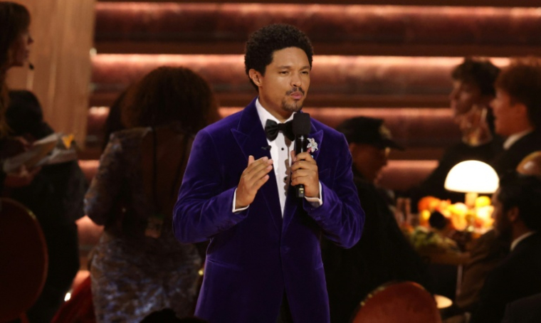 L'animateur de la 68e édition des Grammy Awards, l'humoriste Trevor Noah, le 1er février 2026 à Los Angeles, en Californie ( AFP / VALERIE MACON )