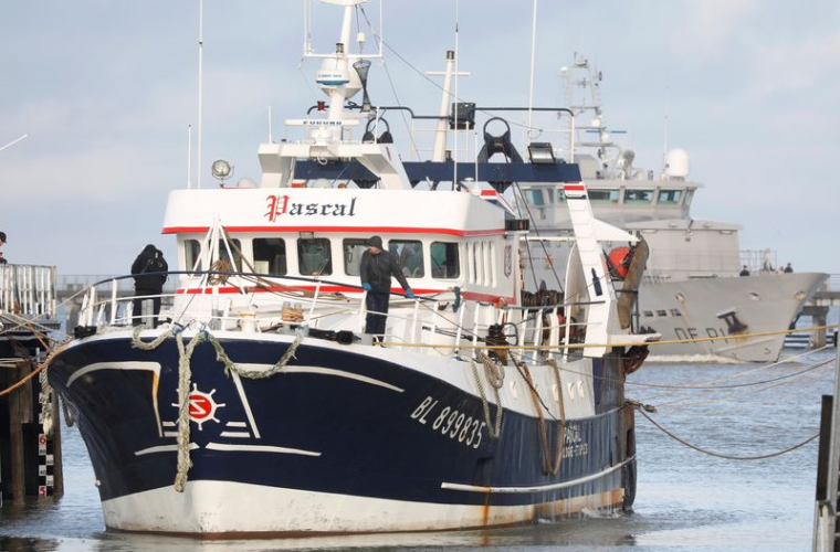 LA FRANCE VA INTERDIRE LES BATEAUX DE PÊCHE BRITANNIQUES DE DÉBARQUER À PARTIR DE MARDI